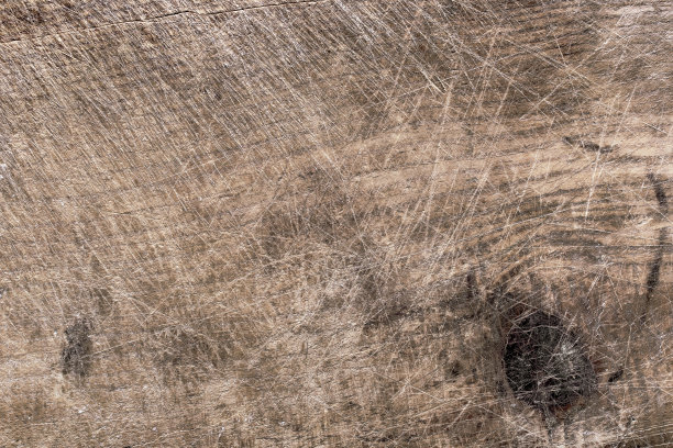 切菜板纹理与刀切痕，微距拍摄。风化的，旧的切菜板表面。木制背景图像。图片下载