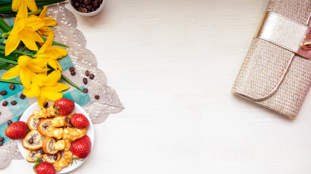 横幅情人节平lay草莓，心一杯谷物黑咖啡，用黄色的花和假的情人节图片下载