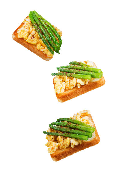 炒蛋芦笋三明治在白色孤立的背景图片下载