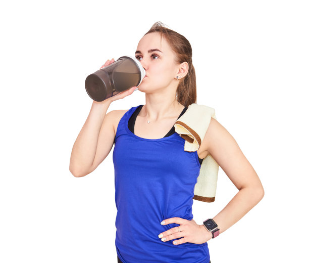 运动后用摇摇杯喝水的年轻女运动员图片下载
