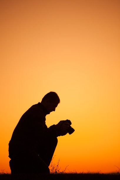 户外摄影师的剪影图片下载