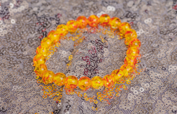 美丽鲜艳的金琥珀手镯，甚至圆珠子图片下载