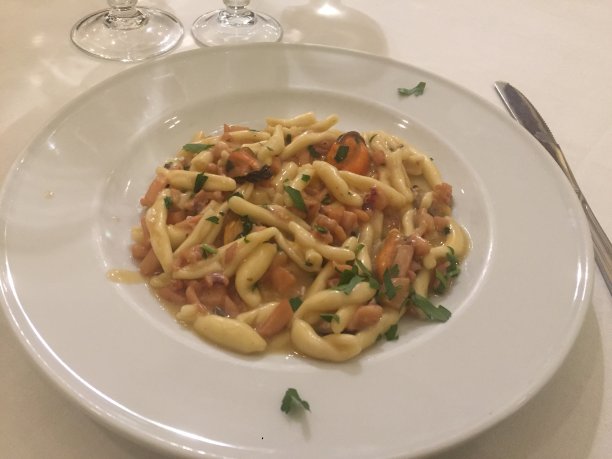 Cavatelli和海鲜图片下载