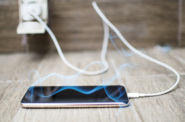 过度充电的智能手机图片下载