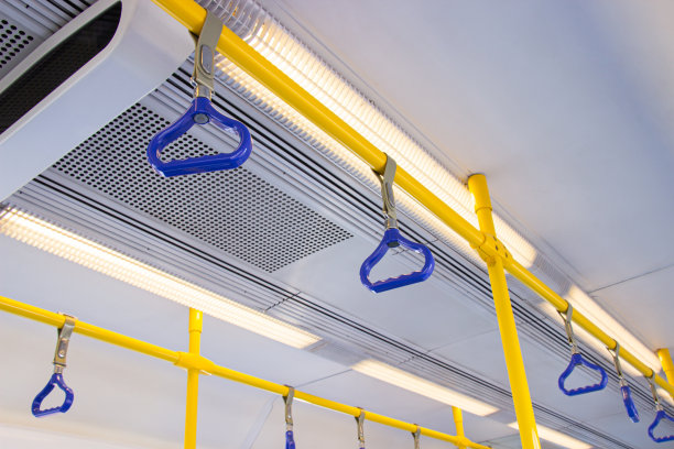 空中列车和地下铁道系统吊顶上的把手，以保证行车安全。图片下载