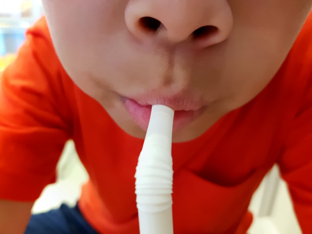 特写男孩喝果汁的吸管图片下载
