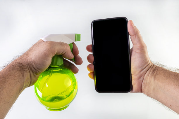用喷瓶消毒剂手动清洁智能手机图片下载