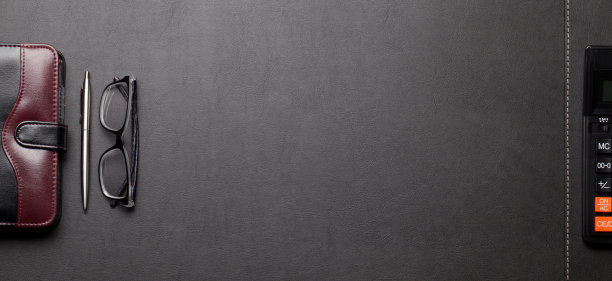 办公桌子，装有办公用品和眼镜的桌子图片下载