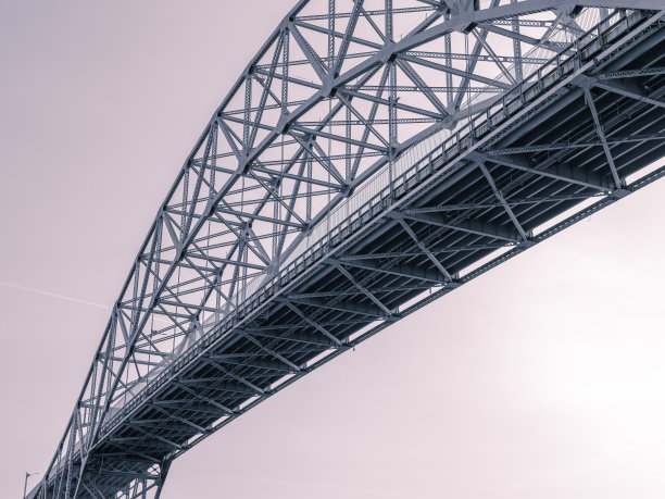 粉红色天空下的萨加莫尔大桥的大梁和拱门图片下载