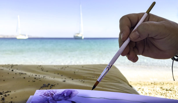 那个以在海滩上画画为爱好的女人图片下载