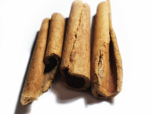 在白色背景上孤立的肉桂图片下载