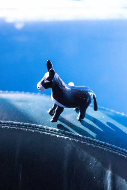 一只老式的玩具驴站在扶手椅上图片下载