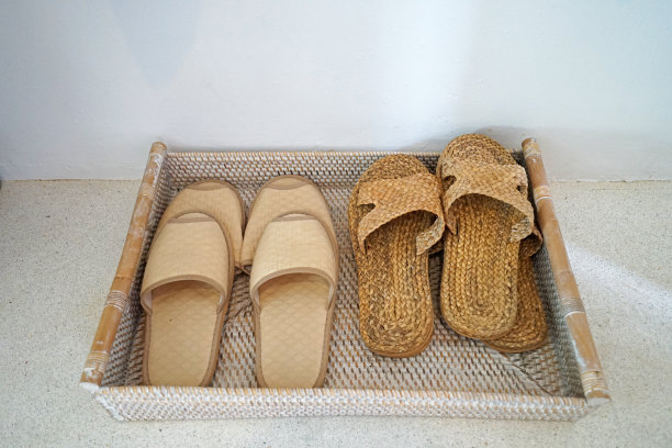 关闭室内拖鞋的织物和编织图片下载