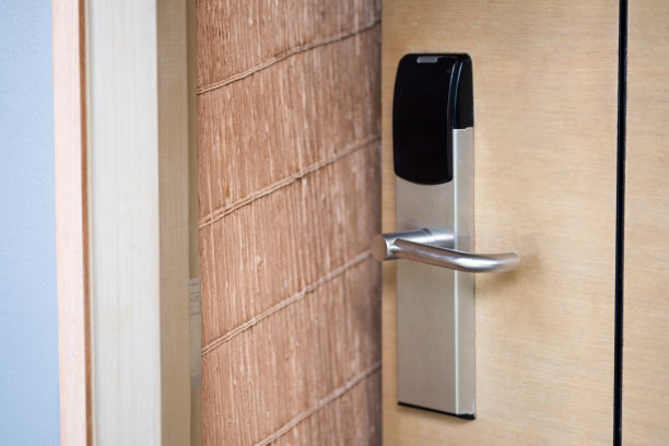酒店或公寓卧室门采用数字门锁进行门禁。数字门锁门禁系统，有利于房间的安全和保护图片下载