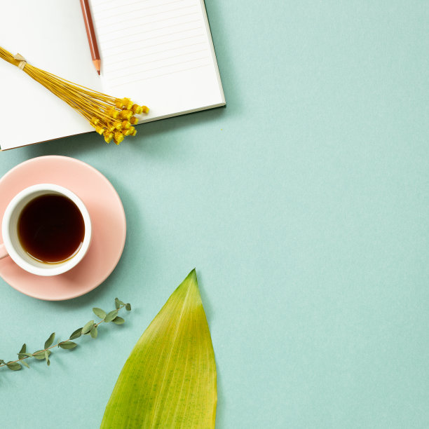 工作和学习的地方。笔记本，有花卉装饰的咖啡杯。平铺，俯视图，拷贝空间图片下载