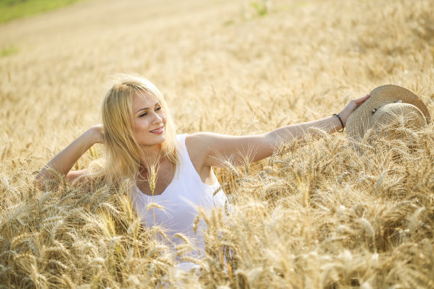 在麦田里的年轻女人图片下载