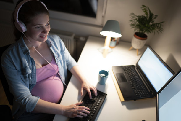即使怀孕也要工作到很晚图片下载