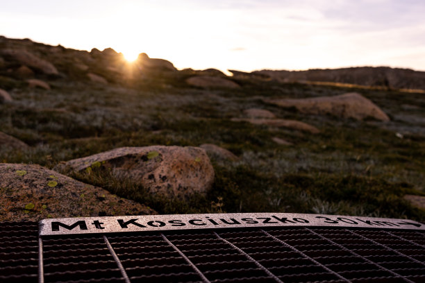 澳大利亚新南威尔士州科修斯科国家公园，日落时分，科修斯科山峰顶附近生锈的钢木板路上的公共标牌的特写。图片下载