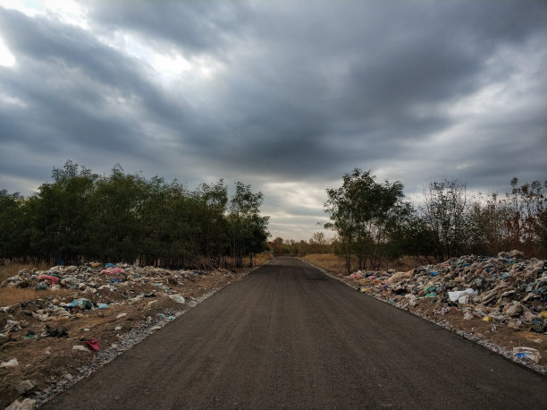 路边有马路和成堆的垃圾图片下载