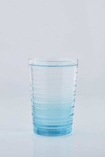 白色背景上的一杯清水图片下载