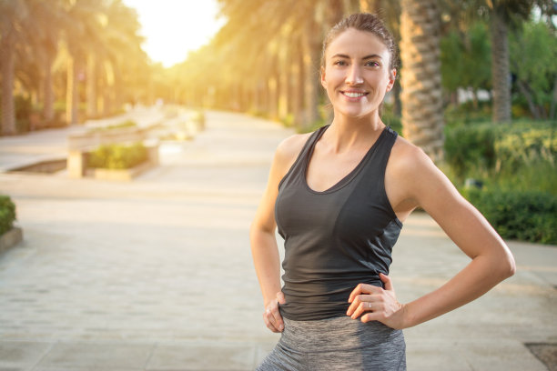 健身：户外运动装的年轻女子图片下载