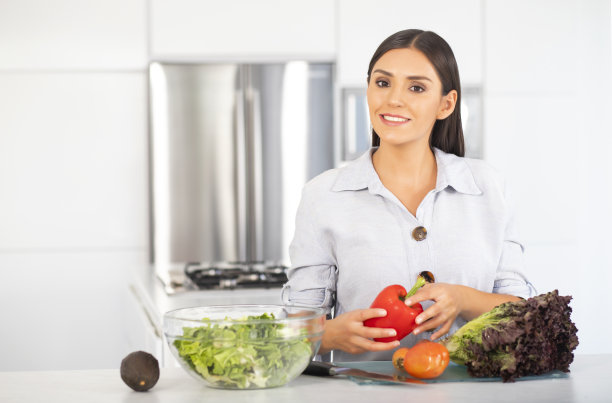 女人制作沙拉图片下载