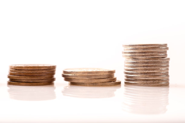 白色的桌子上放着日本的硬币、钞票和护照图片下载