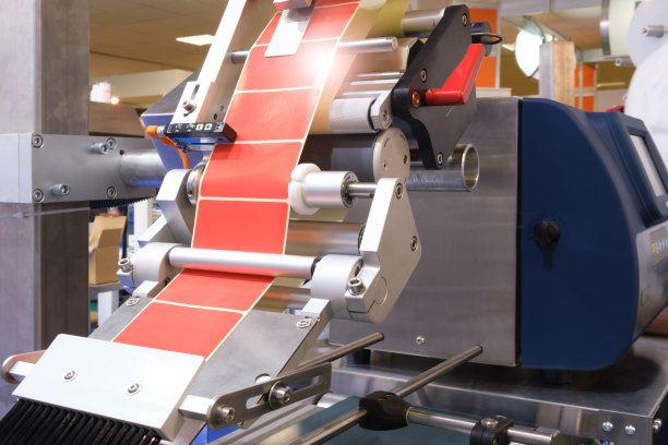 贴标机输送机的碎片。摘要工业背景。图片下载