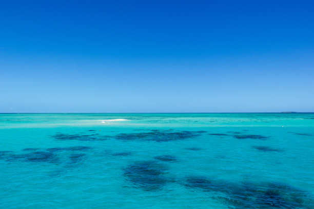 美丽的大堡礁与白云在一个晴朗的日子，cairns，澳大利亚图片下载