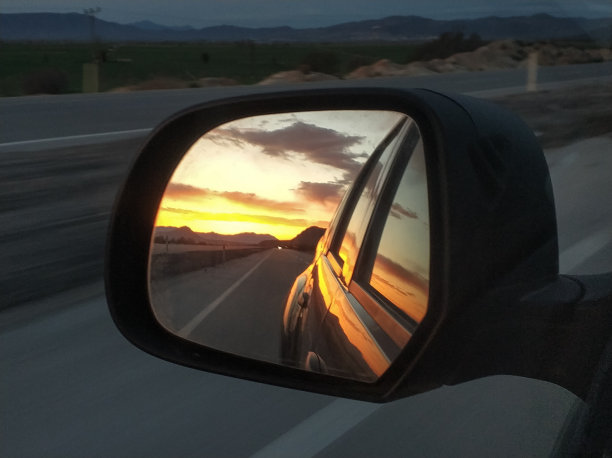 从后视镜看日落图片下载