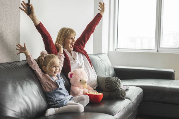 妈妈和女儿在看电视，吃爆米花图片下载