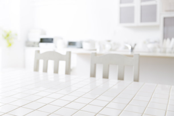 厨房的桌子铺着白色瓷砖图片下载