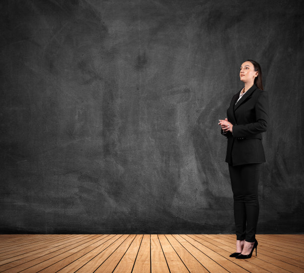年轻的成年商人站在黑板教室里图片下载