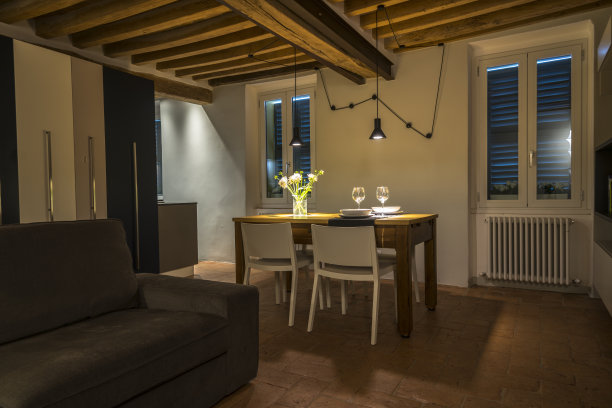 在夜晚设计一个现代住宅的客厅图片下载