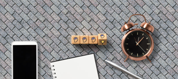 立方体与头部符号和一个旋转显示一个灯泡图标作为一个想法的符号图片下载