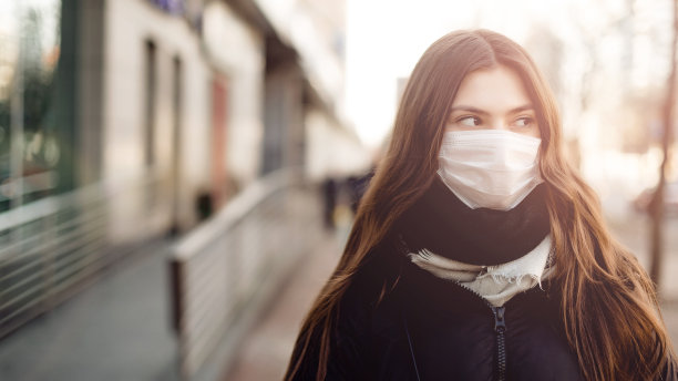 戴口罩的人群：具有复制空间的概念，流感隔离成年女性的肖像，在城市街道上的照片，用于冠状病毒COVID-19（SARS-CoV-2）的图片图片下载