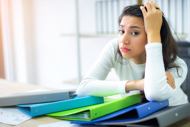 在办公室为在线购物业务感到压力的年轻亚洲女性图片下载