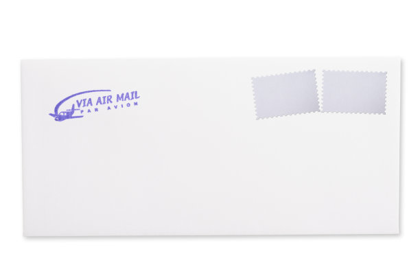 白色空邮信封附两枚空白邮票，背景为白色图片下载