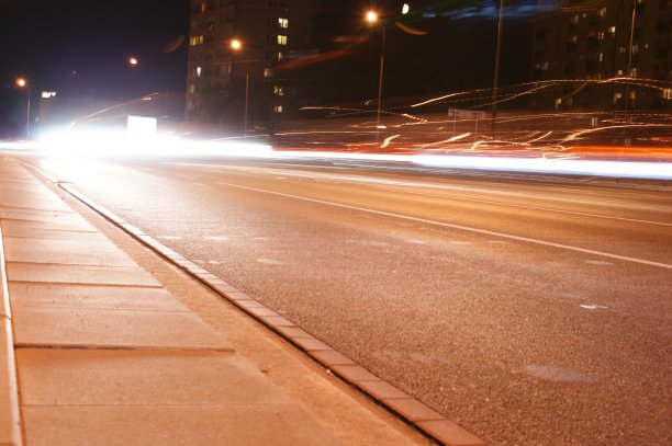 城市灯光长时间暴露在街道生活中，城市高速公路白、红灯环境下车辆超速行驶图片下载