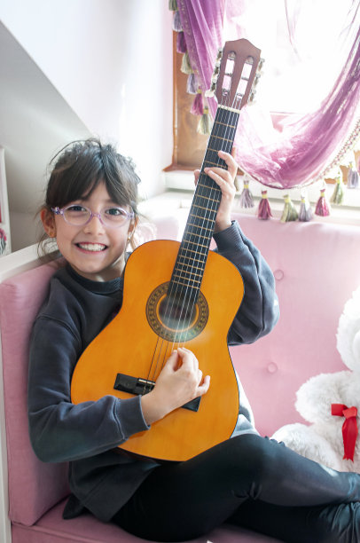 弹吉他的可爱女孩图片下载