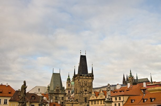 小城市桥塔和查尔斯桥上的雕像(布拉格，捷克共和国，欧洲)图片下载