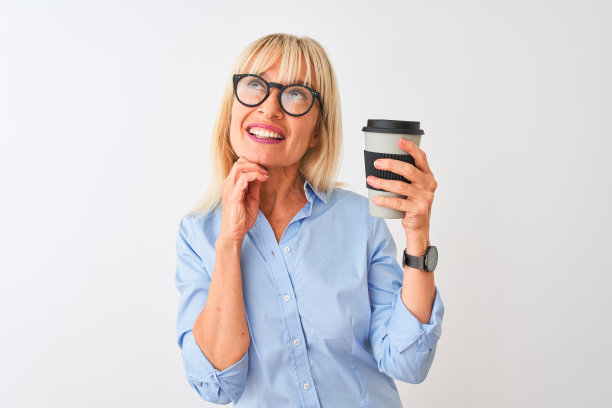 中年女商人戴着眼镜在白色背景前喝咖啡，表情严肃地思考问题，想法非常困惑图片下载