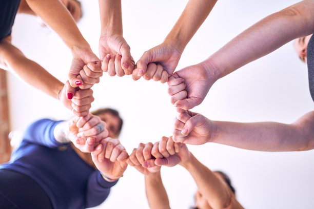 年轻美丽的女运动员做手势与手图片下载