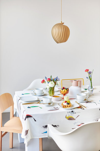 各种各样的照片，春天装饰桌子与华夫饼，水果，鲜花和果汁图片下载