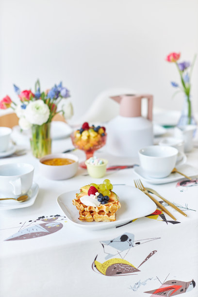 各种各样的照片，春天装饰桌子与华夫饼，水果，鲜花和果汁图片下载