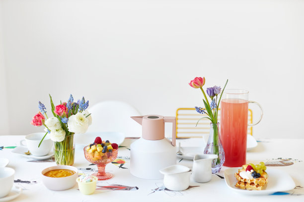 各种各样的照片，春天装饰桌子与华夫饼，水果，鲜花和果汁图片下载