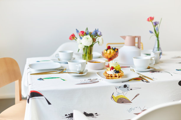各种各样的照片，春天装饰桌子与华夫饼，水果，鲜花和果汁图片下载