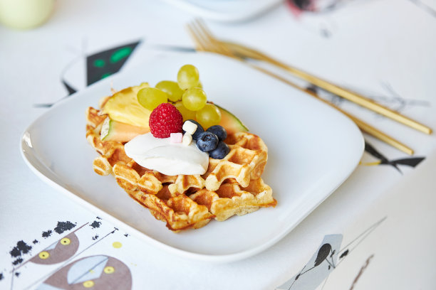 各种各样的照片，春天装饰桌子与华夫饼，水果，鲜花和果汁图片下载