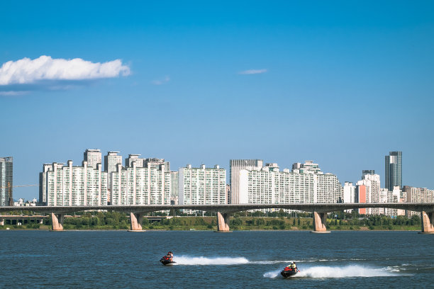 喜欢水上运动的人图片下载