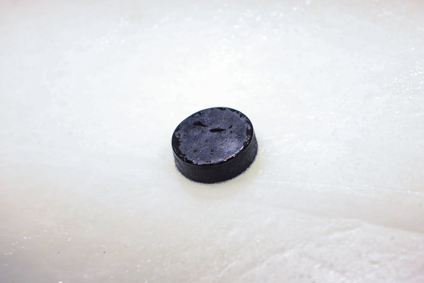 溜冰场上的黑旧冰球。图片下载